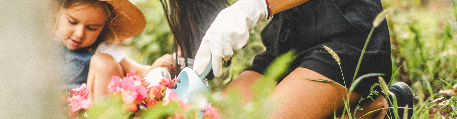 Madre e hijo plantando y cuidando medio ambiente