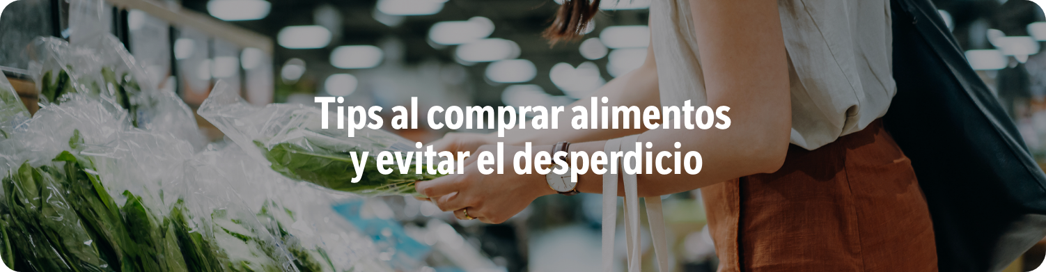 Mujer eligiendo vegetales en supermercado, tips al comprar alimentos