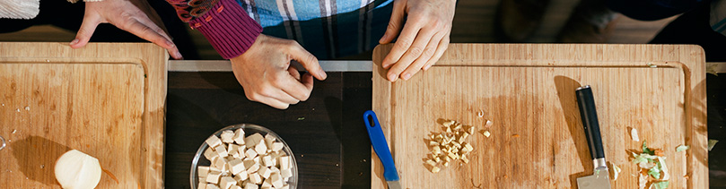Personas haciendo batch cooking en casa
