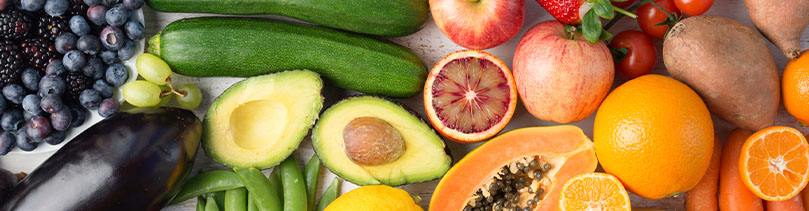 Frutas y verduras frescas listas para almacenar en casa