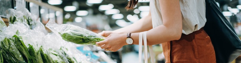 Mujer comprando verduras en supermercado