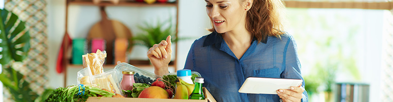 Mujer preparando recetas para batch cooking en casa